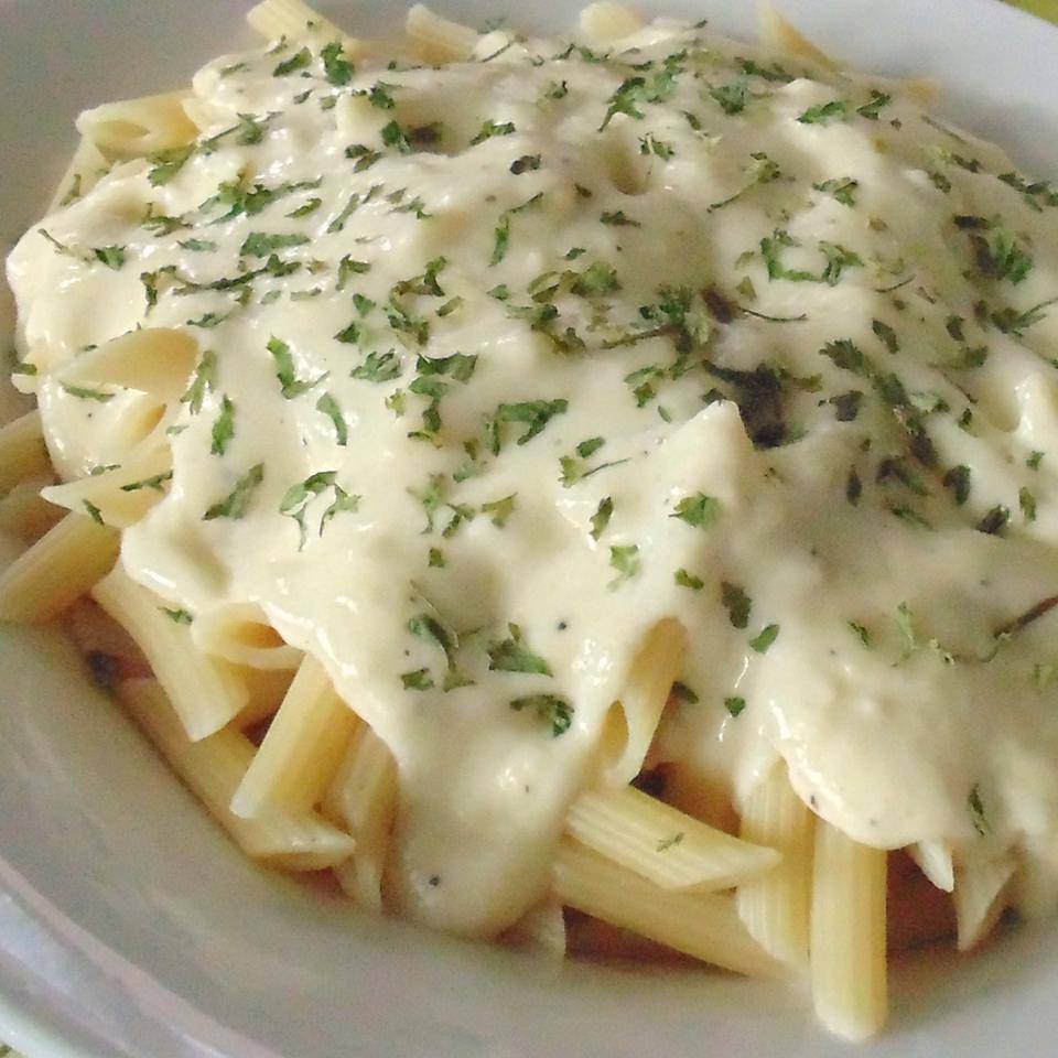 BETTER THAN OLIVE GARDEN ALFREDO SAUCE – IT’S DELICIOUS!