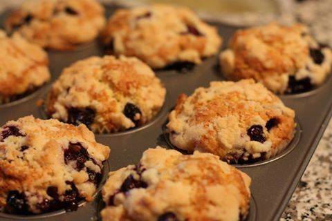 EASY AND DELICIOUS BLUEBERRY MUFFINS