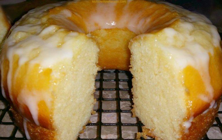 EASY AND DELICIOUS LEMON 7­UP CAKE