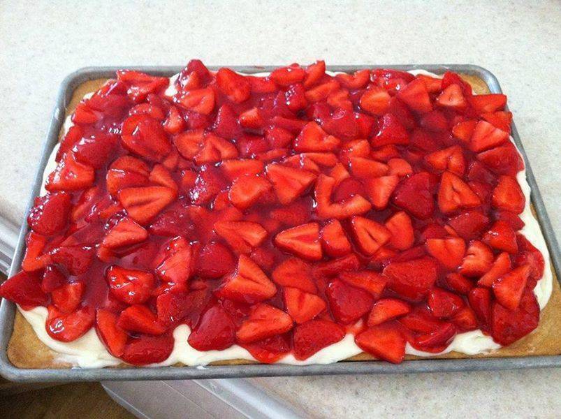 EASY AND DELICIOUS STRAWBERRY DESSERT